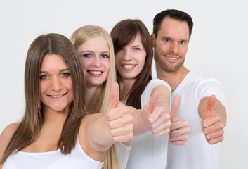 Obraz premium Junge Menschen mit Daumen hoch