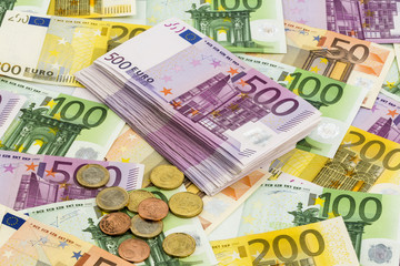 many euro banknotes