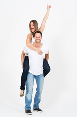 junge Leute haben Spaß Huckepack