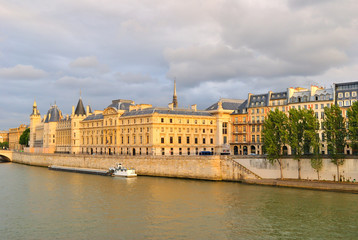 Fototapeta premium Paris at sunset