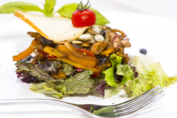 Салат из овощей, куриного мяса и сыра