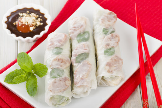 Bo Bia - Vietnamese fresh summer rolls with Chinese sausage