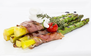 Мясные рулеты с ананасом и спаржей