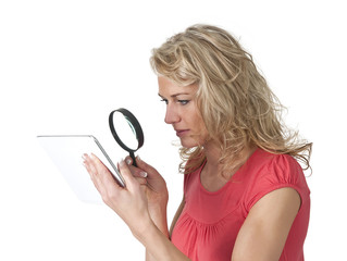 frau mit digital tablet und lupe