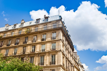 Fototapeta na wymiar Haus und Bäume in Paris, Frankreich