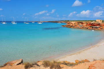 Fototapeta na wymiar Cala Saona plaży w Formentera, Baleary, Hiszpania