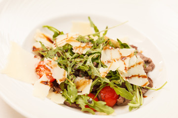 salad with beef and arugula