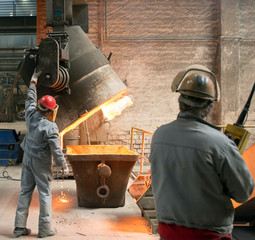Industriearbeiter im Stahlwerk // industry workers