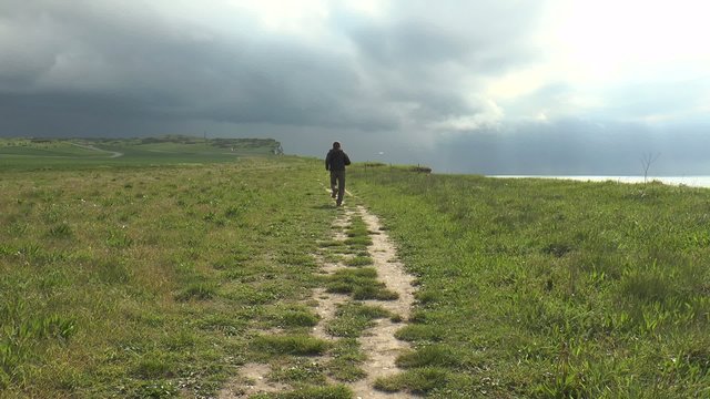 marcher le long de la falaise