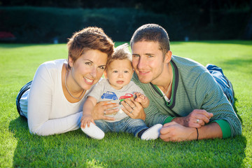 Fototapeta premium Family playing on grass
