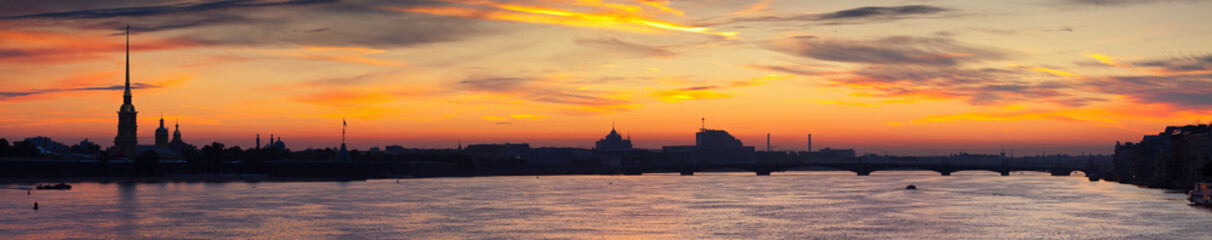 Naklejka premium Panoramic view of Neva river in dawn