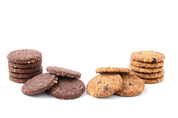 biscotti con cereali frutta e cacao su sfondo bianco
