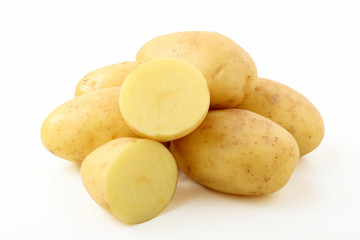 patate crude su sfondo bianco