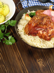 Schweinehaxe auf Sauerkraut