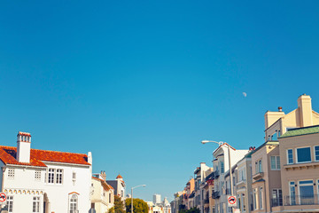 Fototapeta na wymiar Ulica z domów w San Francisco z nieba.