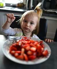 bébé mange des fraises