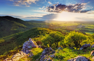 Fototapeta na wymiar Zielona Rocky Moutain o zachodzie słońca - Słowacja