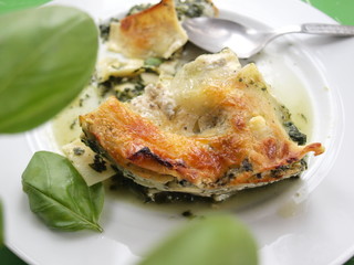 Vegetarisch, veganes Essen - Spinatlasagne und Basilikum, ein leichtes Essen im Sommer, gesund bleiben