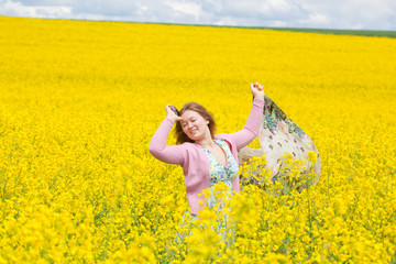 Fototapeta premium lachende frau im raps feld