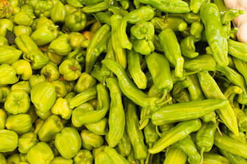 piments verts long et ronds au marché