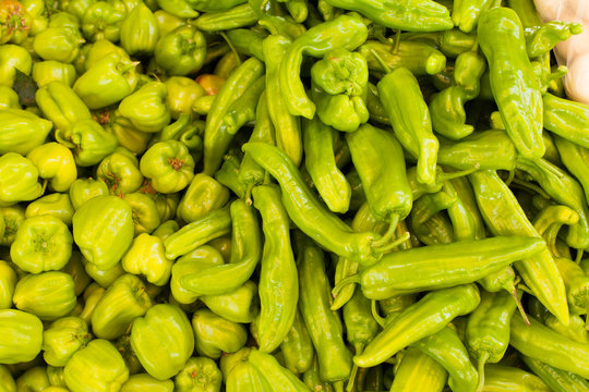 piments verts long et ronds au march&eacute;