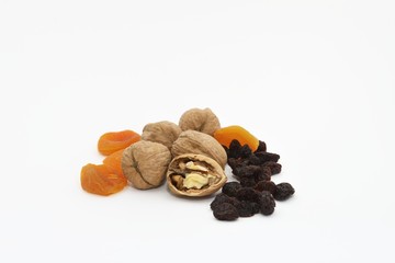 Грецкие орехи, курага и изюм изолированные на белом фоне