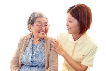 笑顔の高齢者と看護師