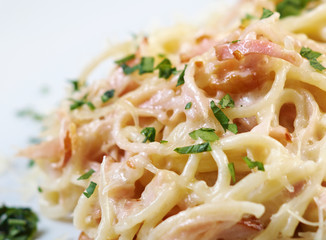 spaghetti carbonara on bowl