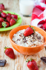 oatmeal with milk and strawberries