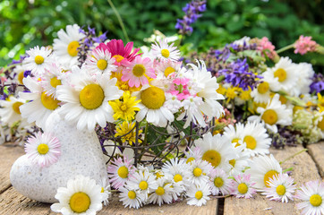 Obraz premium Herzlicher Gruß: Frühlingsblumen mit Marmorherz