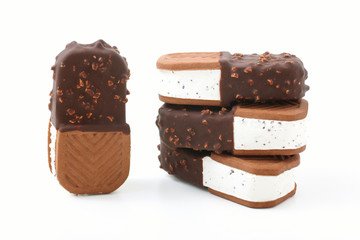 gelato con biscotto cioccolato e nocciole sfondo bianco