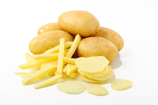 patate a fette ed intere su sfondo bianco