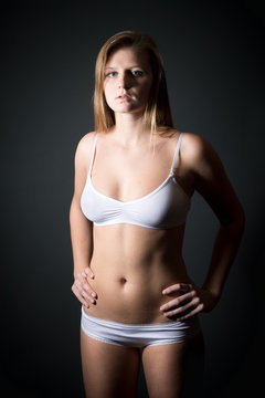 Sch&ouml;ne schlanke blonde Frau in wei&szlig;er Unterw&auml;sche