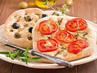 Focaccia Brot mit Tomaten und Oliven