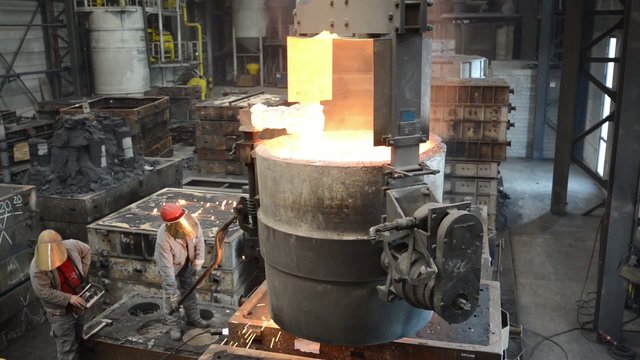 Schmelzofen in Gie&szlig;erei // industry production