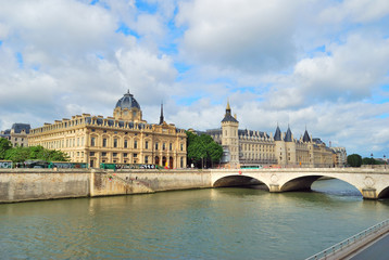 Fototapeta na wymiar Beautiful quay in Paris