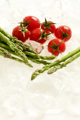Fototapeten Spargel und Tomaten © kazoka303030