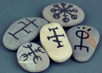 Obraz na płótnie Canvas Wróżby z symboli na kamienie na szarym tle
