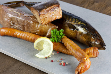 fischplatte mit räucherfisch