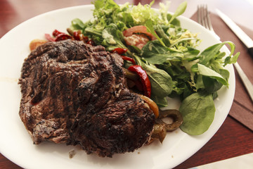 gebratenes Steak auf einem garnierten Teller im Restaurant