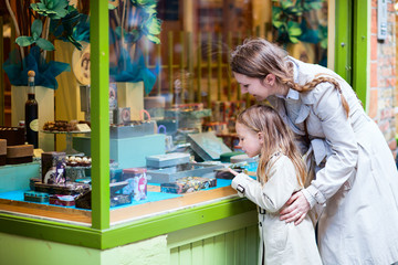 Naklejka premium Matka i córka patrząc na czekoladę w sklepie