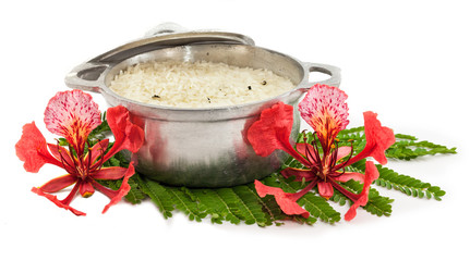 Marmite créole du riz décorée avec fleurs de flamboyant