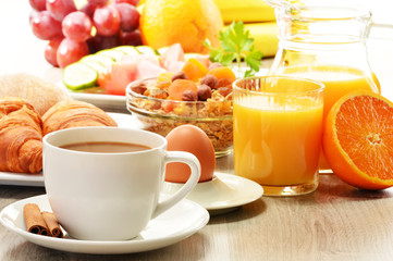 Fototapeta na wymiar Śniadanie z kawy, sok pomarańczowy, jajka, warzywa rogalik