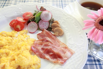 gourmet western breakfast, scrambled egg and bacon