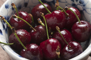 ciliegie fresche con gocce d'acqua