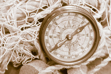 Nautik: alter Kompass aus der Schifffahrt