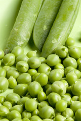 Piselli nel piatto verde