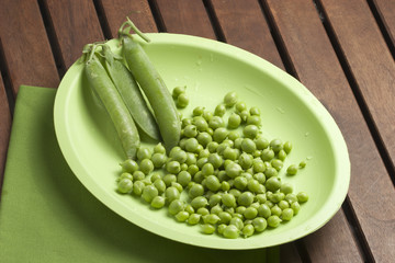 Piselli nel piatto verde