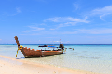 Obraz na płótnie Canvas Boat on the beach with blue sky