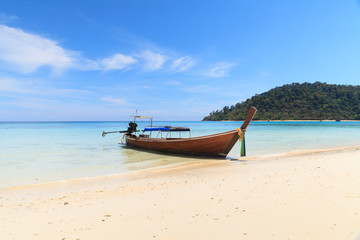 Fototapeta na wymiar Boat on the beach with blue sky